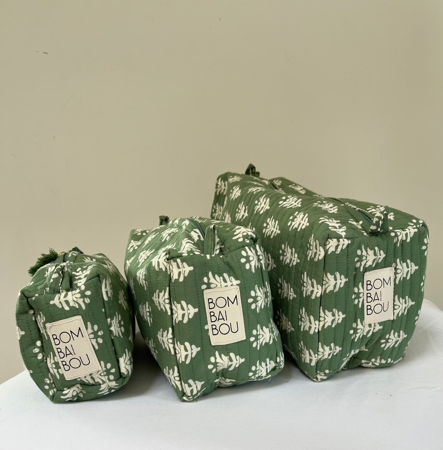 Set de 3 bolsas Verde con flores blancas