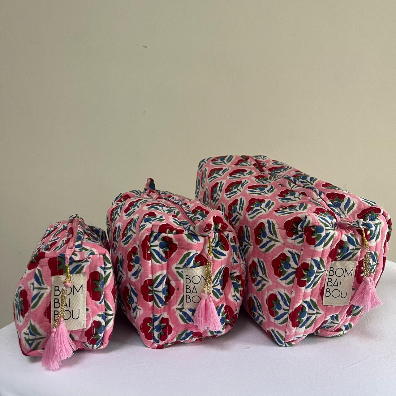 Set de 3 bolsas rosa con flores rojas